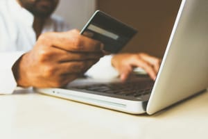 Urlaubsbetrug bei booking.com: Reisende berichten – Rechtsanwältin klärt auf