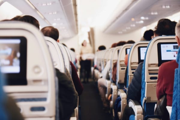 Powerbanks im Flugzeug: Was du über die neue Regelung wissen musst